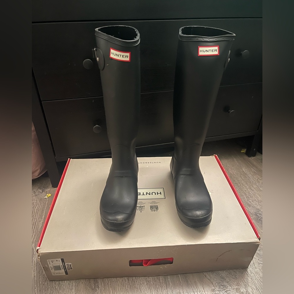 Hunter Tall black Boots size 8. Tags still in the box.